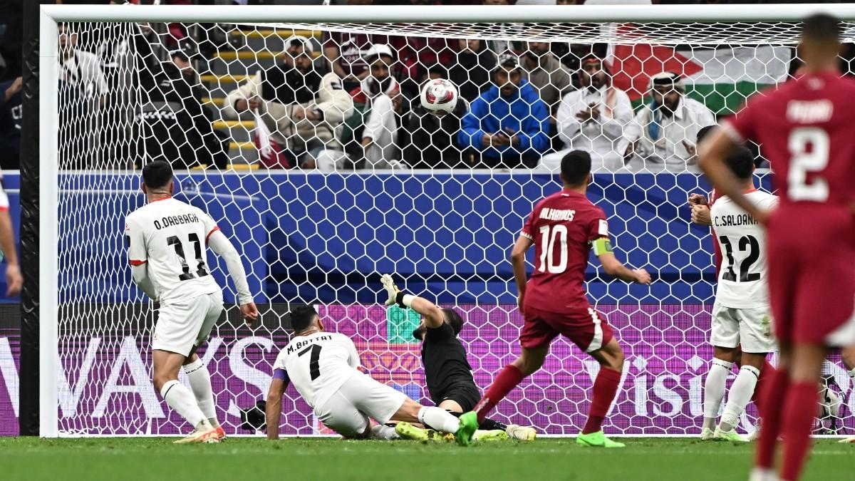 Acción del gol de Qatar ante Palestina