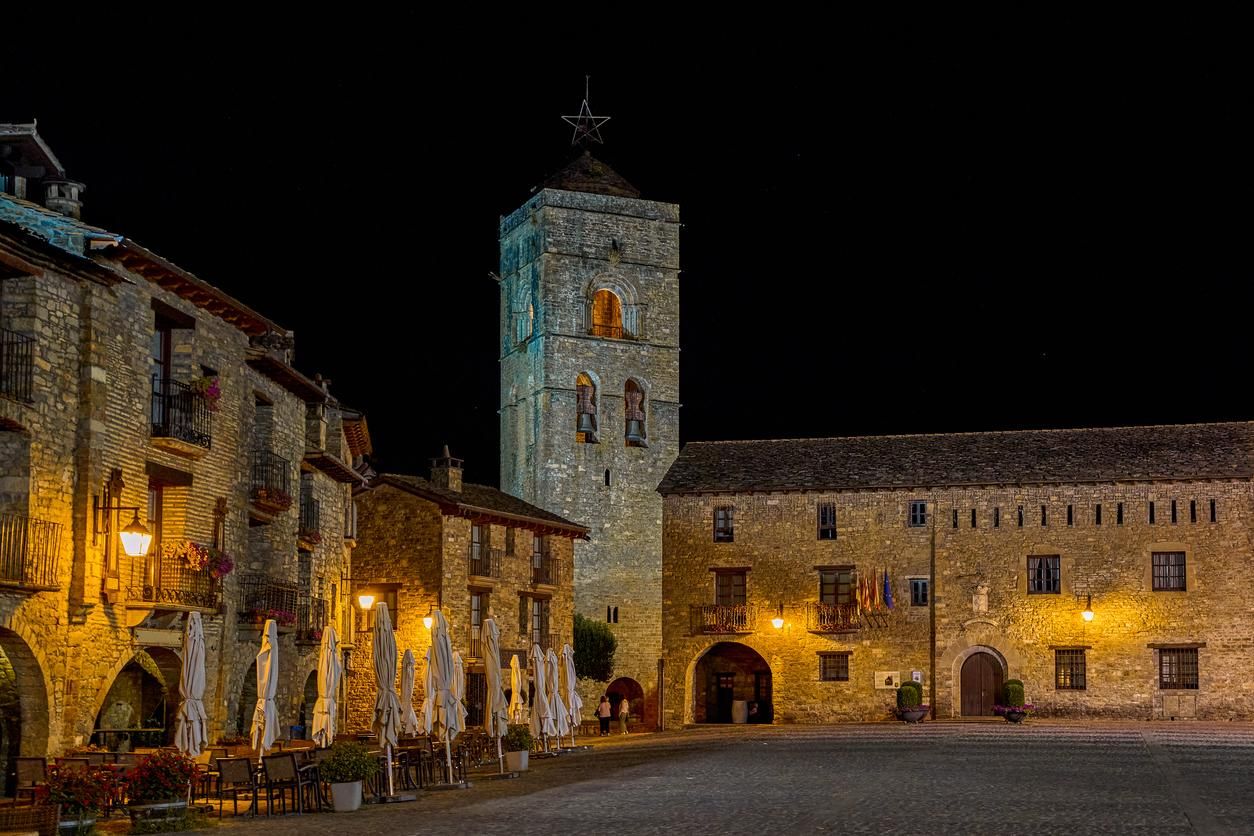 La plaza Mayor de Aínsa iluminada por la noche
