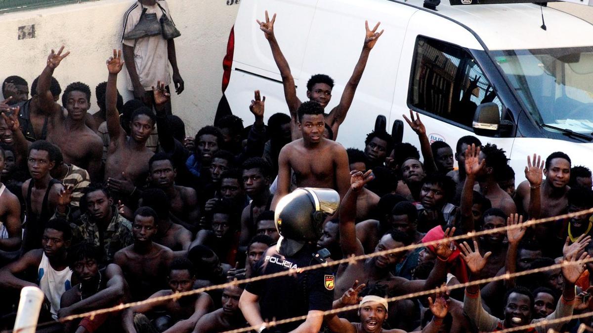Unos 400 inmigrantes saltan valla fronteriza española de Ceuta con Marruecos