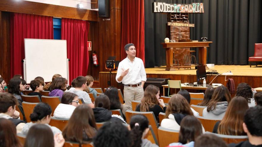 Daniel Quijano, durante la charla que impartió en el IES Aramo. | Fernando Rodríguez