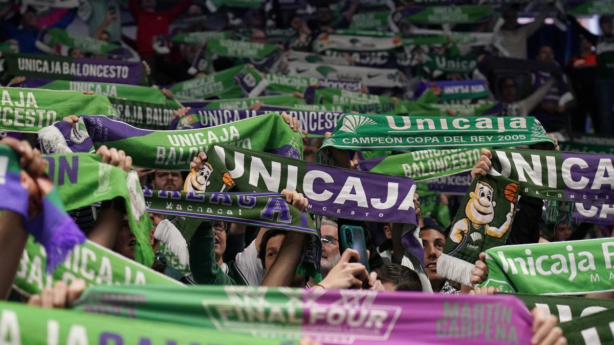 La grada del Carpena, teñida de verde y morado.