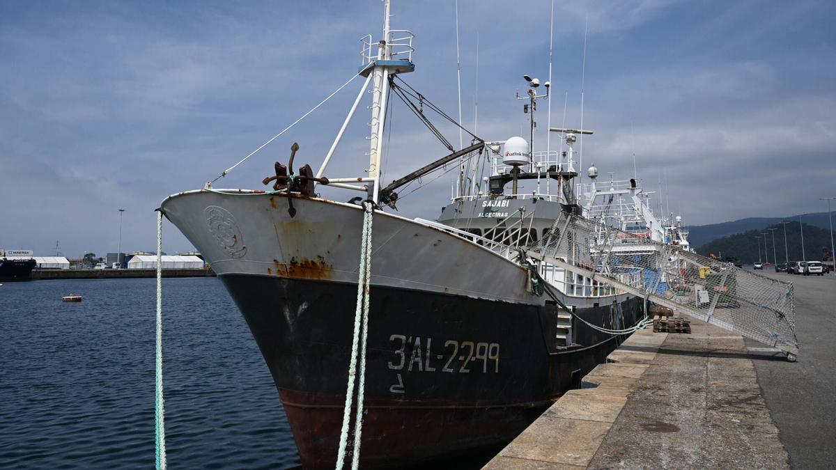 El «Sajabi», amarrado en el puerto de Marín.