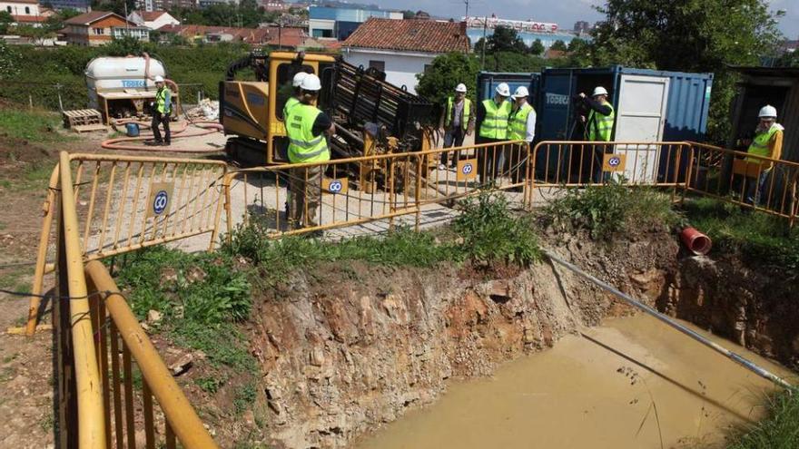 Rodríguez, jefe de obra, muestra la sección del cable a instalar.