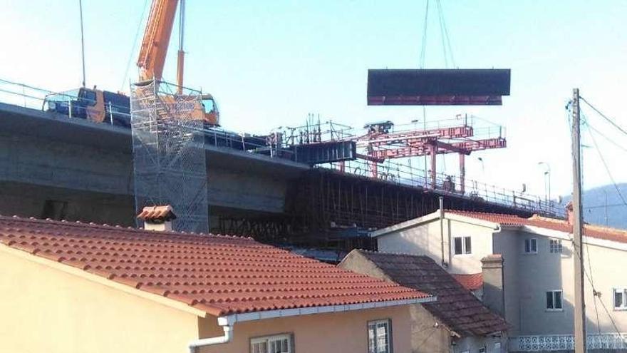 Trabajos de ampliación del puente de Rande junto a las casas. // D.L.