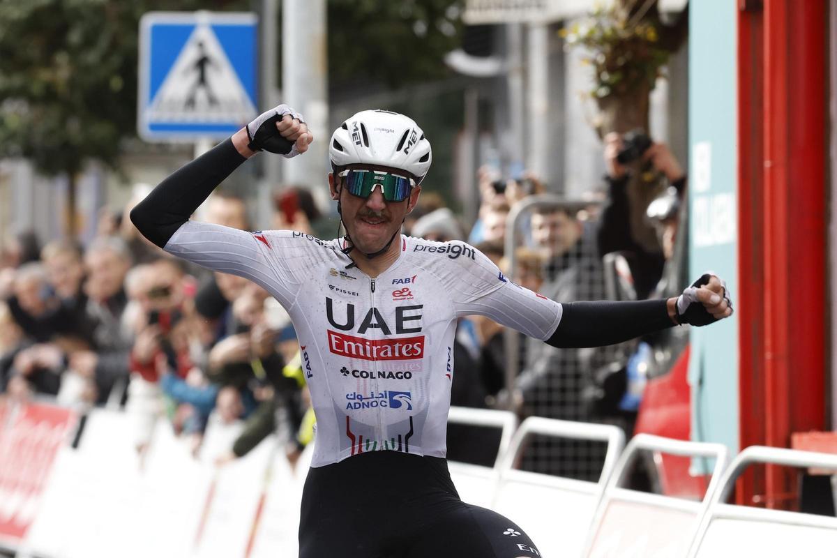 McNulty celebra su victoria en el GP Miguel Induráin