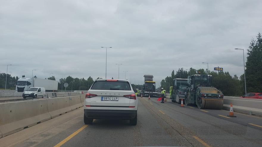 Nuevo atasco en la &quot;Y&quot; por las obras de ampliación del tercer carril