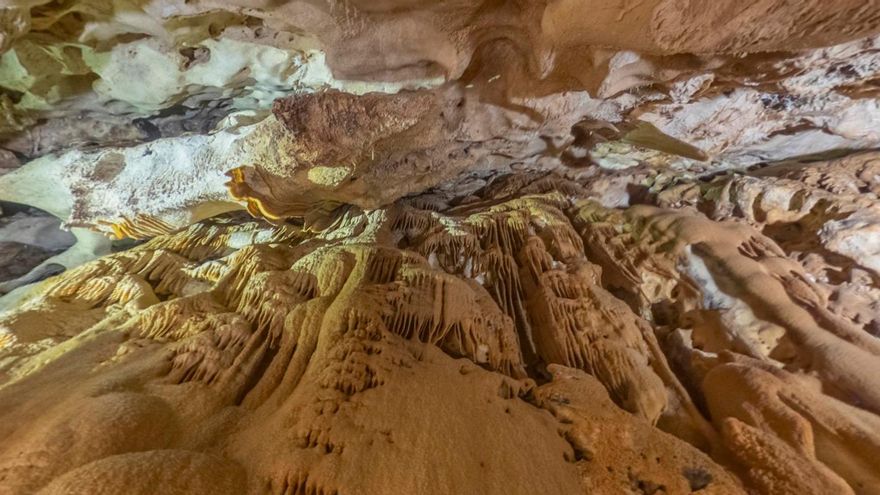 La cementera afirma que la seguridad de la cueva de la Araña está garantizada