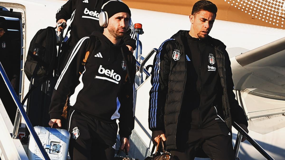 Gabriel Paulista, bajando del avión del Besiktas