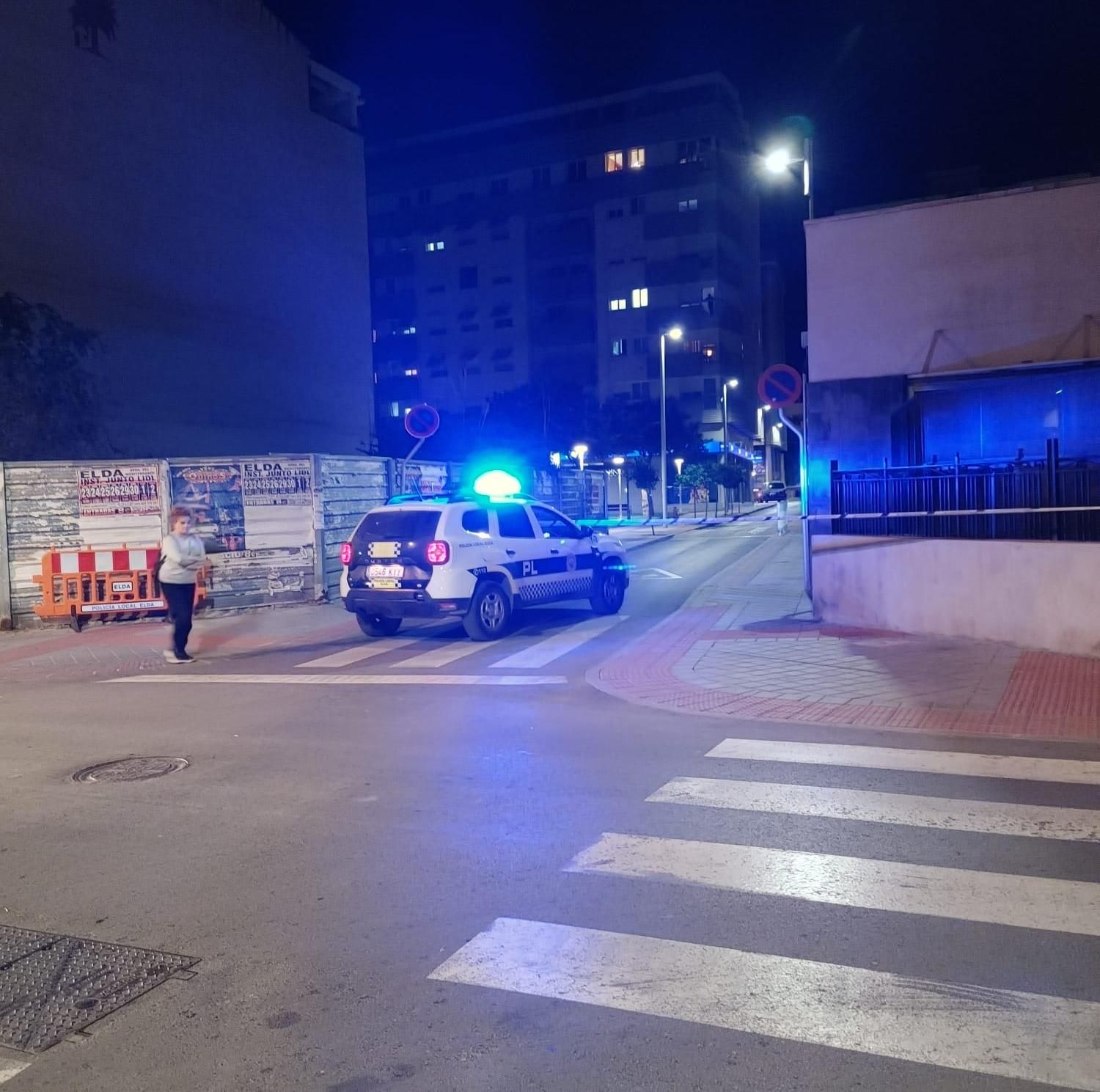 Un coche de la Policía Local cortando el paso a la zona donde se ha encontrado la granada de mano.