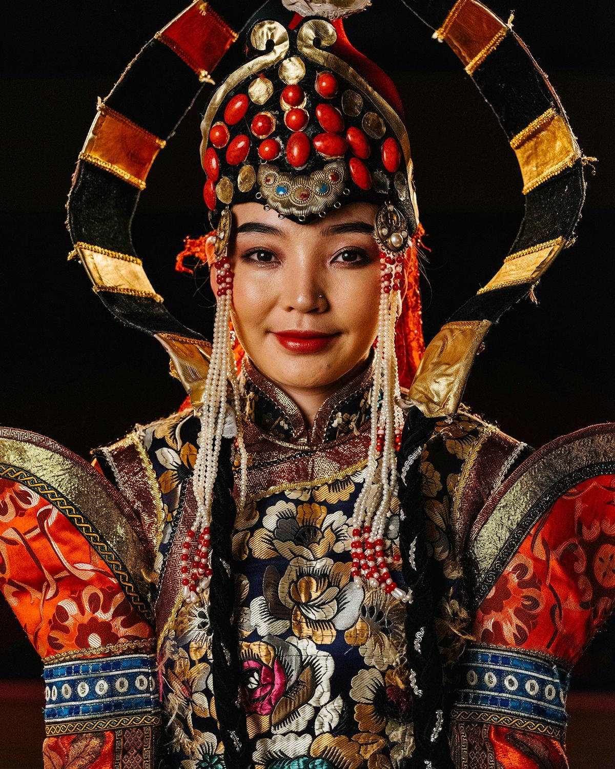 El traje tradicional mongol refleja la riqueza cultural del país, marcada por el nomadismo, la artesanía textil y los símbolos heredados de la estepa.