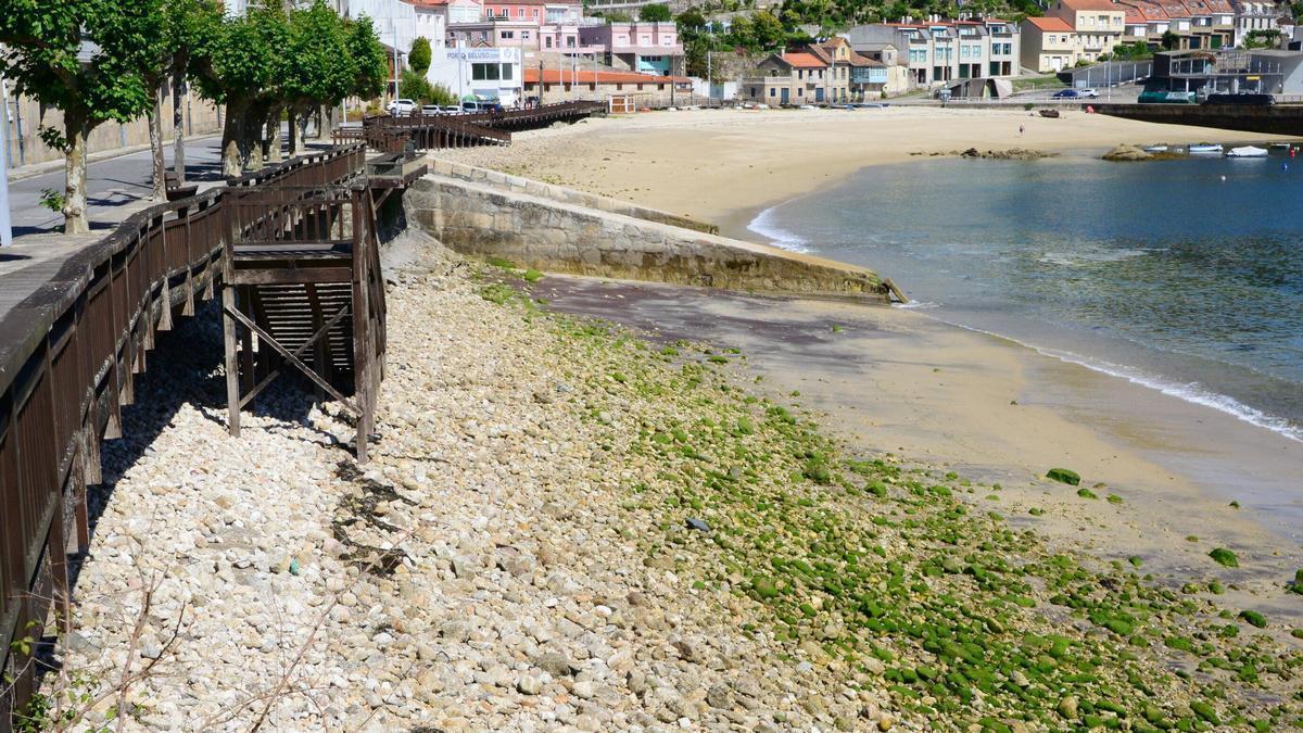 El pedregal en el que se ha convertido uno de los extremos de la Praia de Beluso.