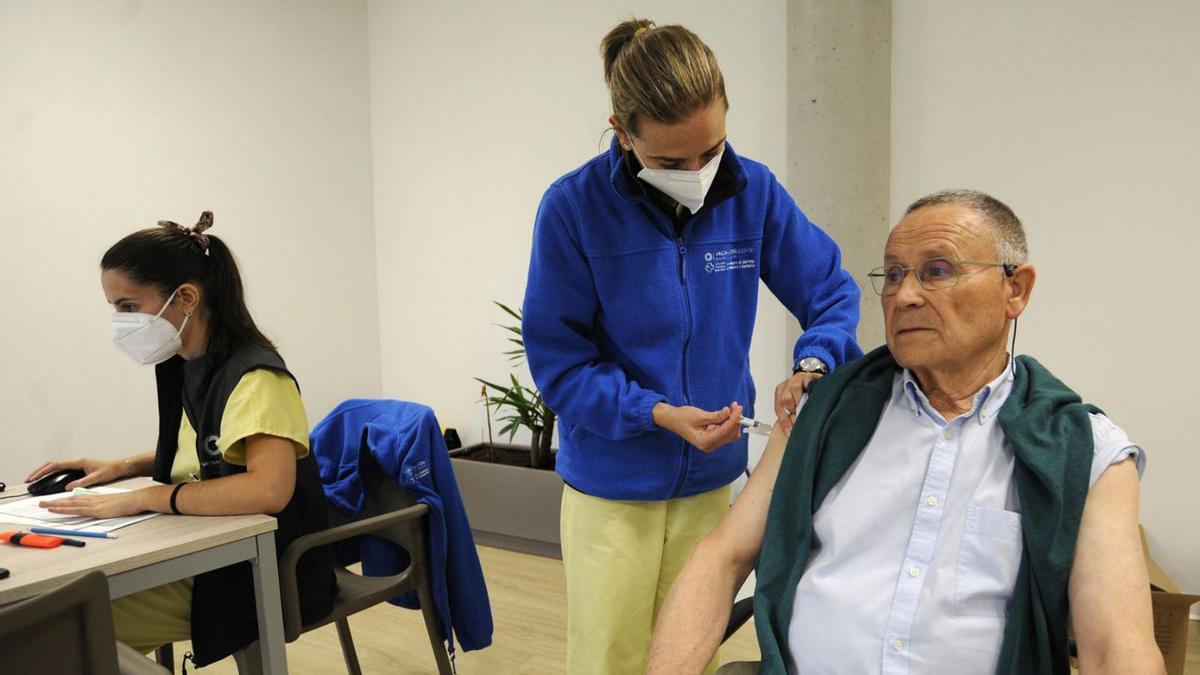 Un usuario de la Residencia Amboage recibe la cuarta dosis de la vacuna. |   // BERNABÉ / JAVIER LALÍN