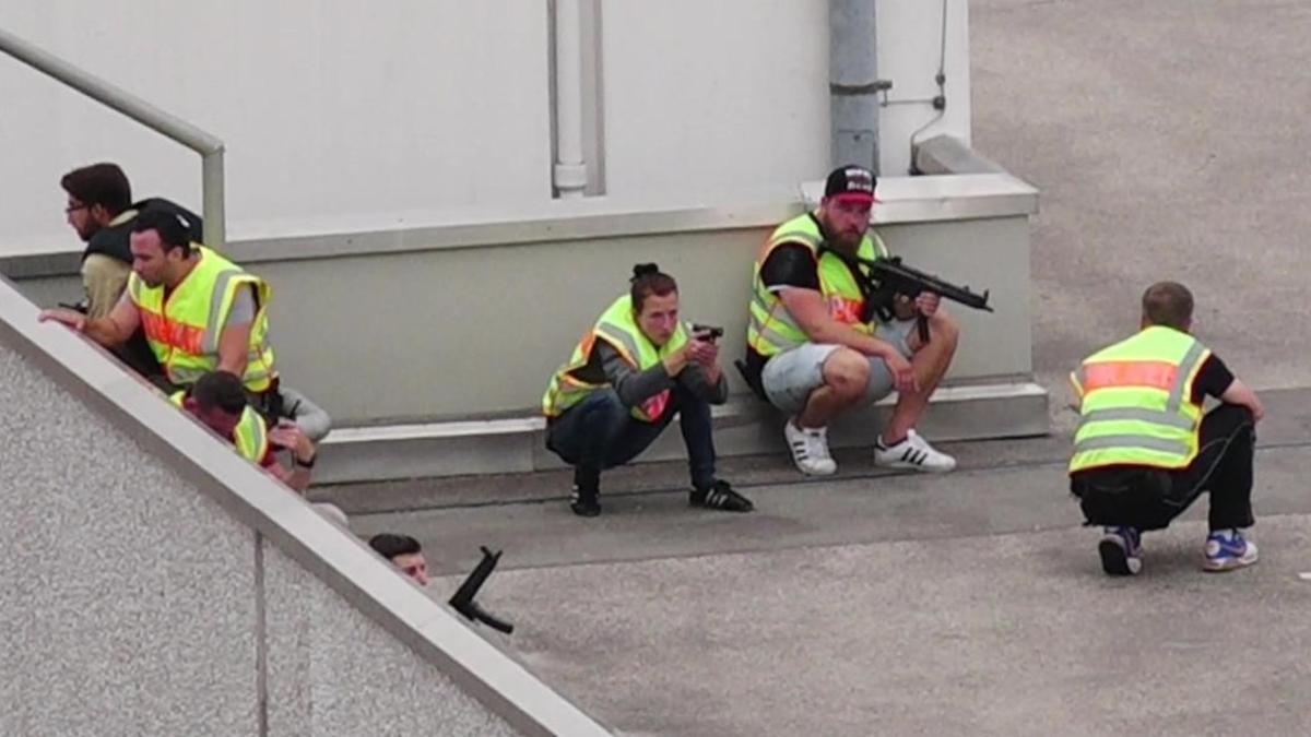 Intervención policial en Munich durante el atentado del pasado 22 de julio en un centro comercial.