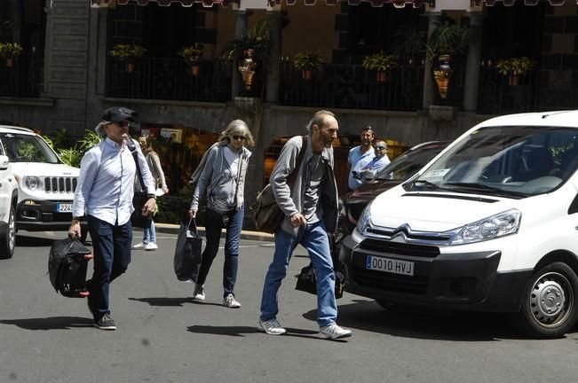 GUARDIA PARA COGER A BRAD PITT A SU LLEGADA AL ...