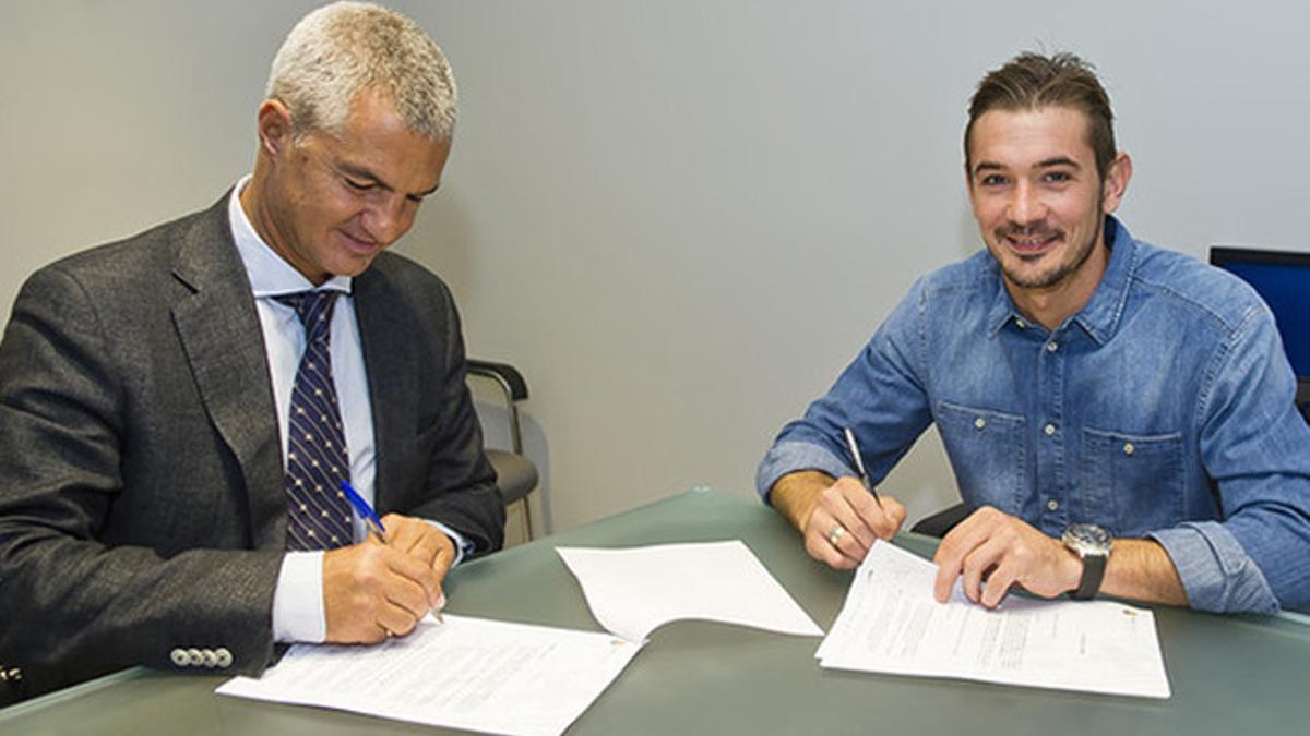 Javier Bordas y Cristian, firmando la ampliación de contrato