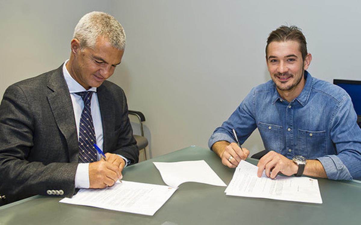 Javier Bordas y Cristian, firmando la ampliación de contrato