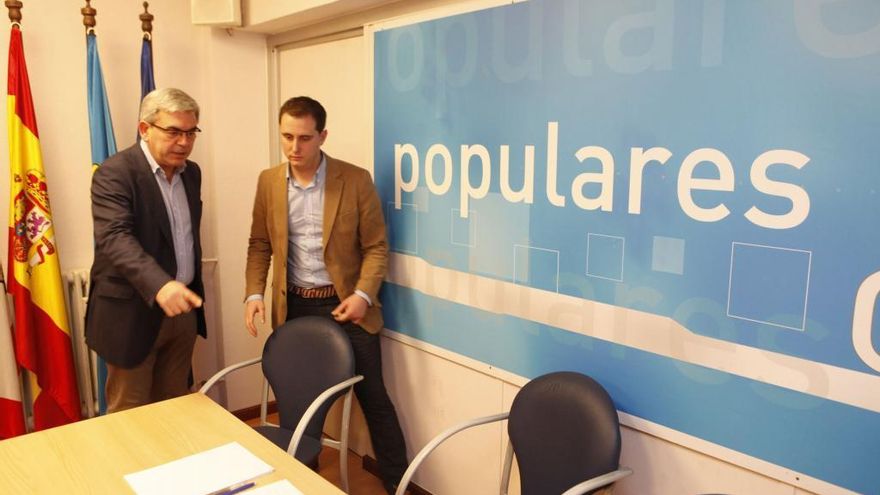 Por la izquierda, Mariano Marín y David González Medina, en la sede del PP de Gijón.