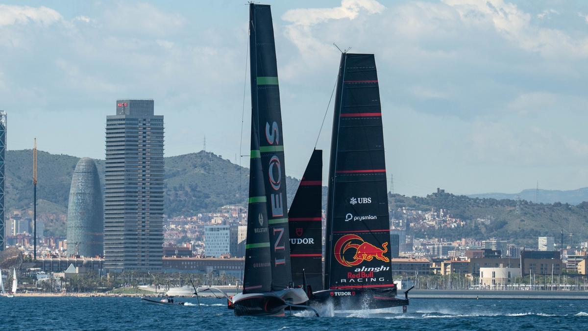 Dos de los AC75 de la Copa América de vela, Alinghi Red Bull Racing e Ineos Britannia, entrenan frente a la costa de Barcelona a principios de mayo.