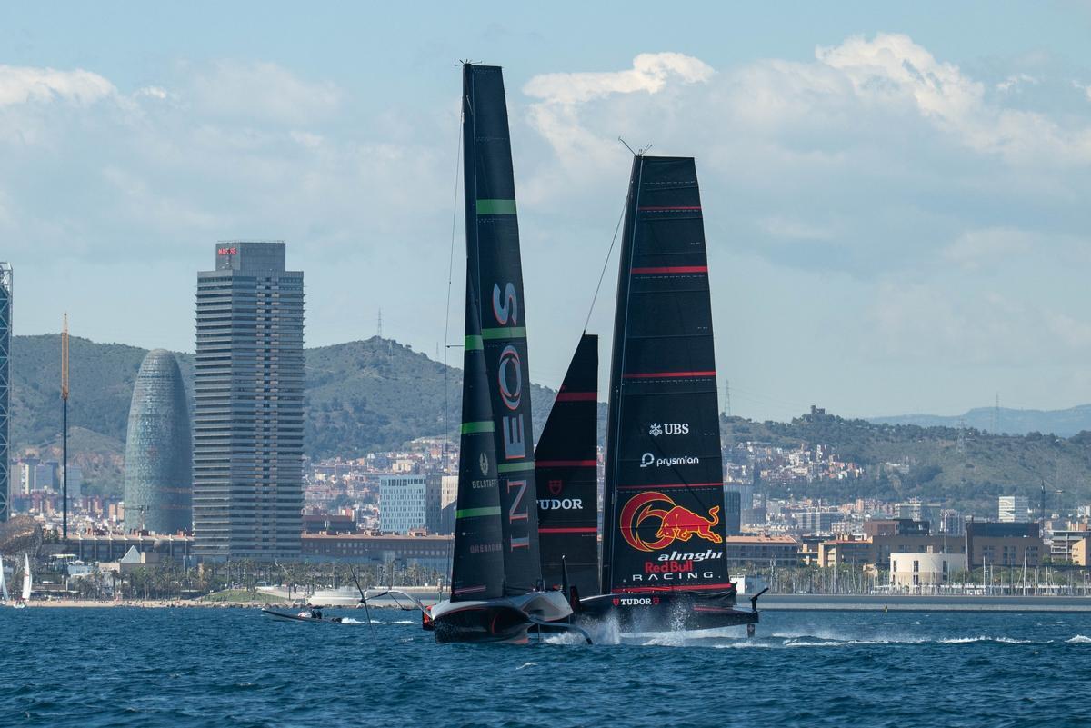 Dos de los AC75 de la Copa América de vela, Alinghi Red Bull Racing e Ineos Britannia, entrenan frente a la costa de Barcelona a principios de mayo.