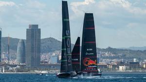 Dos de los AC75 de la Copa América de vela, Alinghi Red Bull Racing e Ineos Britannia, entrenan frente a la costa de Barcelona a principios de mayo.