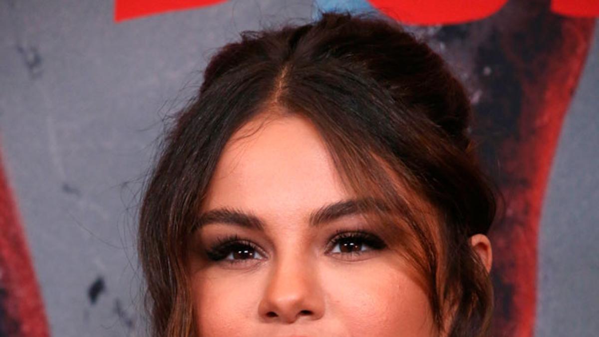 Selena Gomez y el vestido negro con mangas repletas de plumas