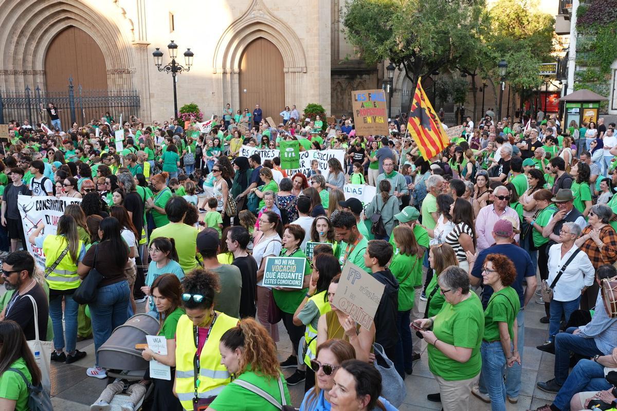 El profesorado protagoniza una histórica y multitudinaria manifestación en Castelló