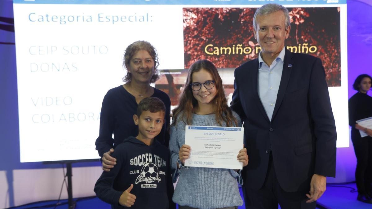 Os alumnos do CEIP Souto-Donas reciben o galardón da man do presidente da Xunta, Alfonso Rueda.