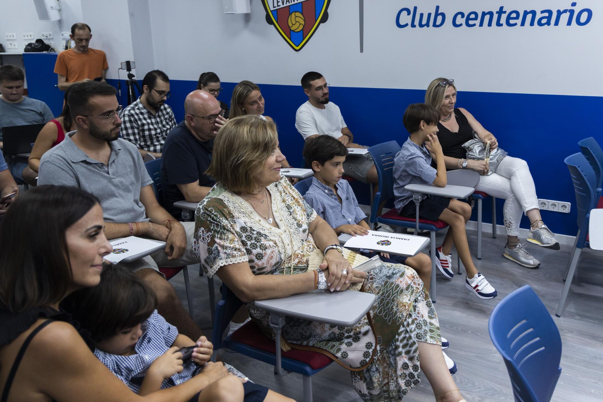 La emocionante presentación de Iborra, en imágenes