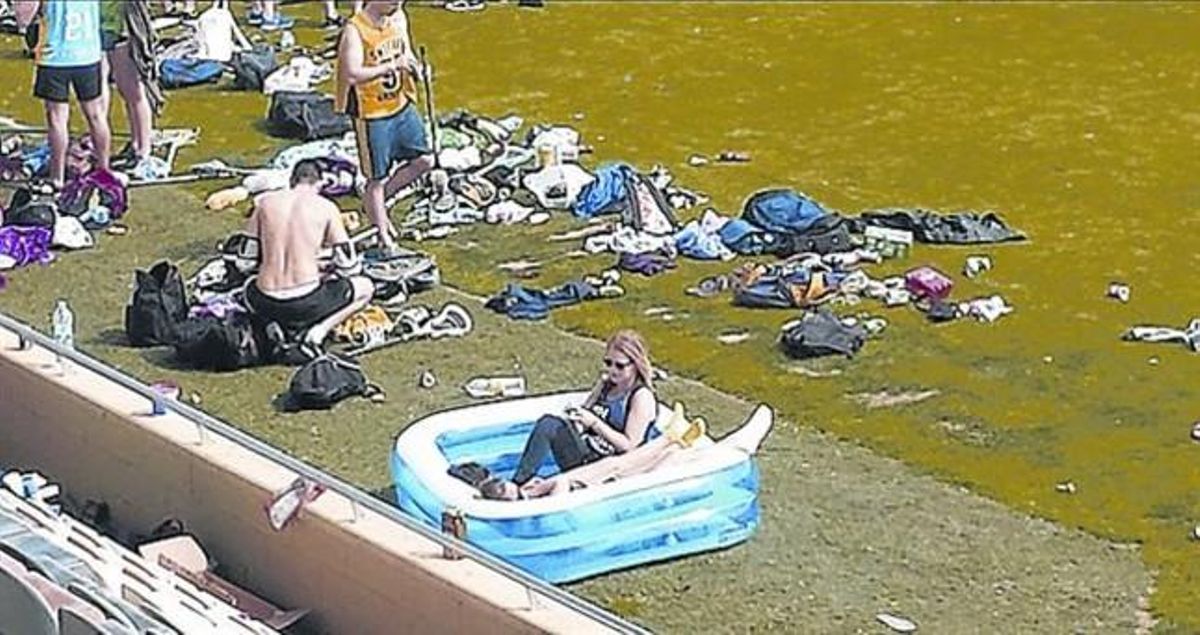 Joves en una piscina, envoltats de deixalles, al camp del Reus. Joves en una piscina, envoltats de deixalles, al camp del Reus.