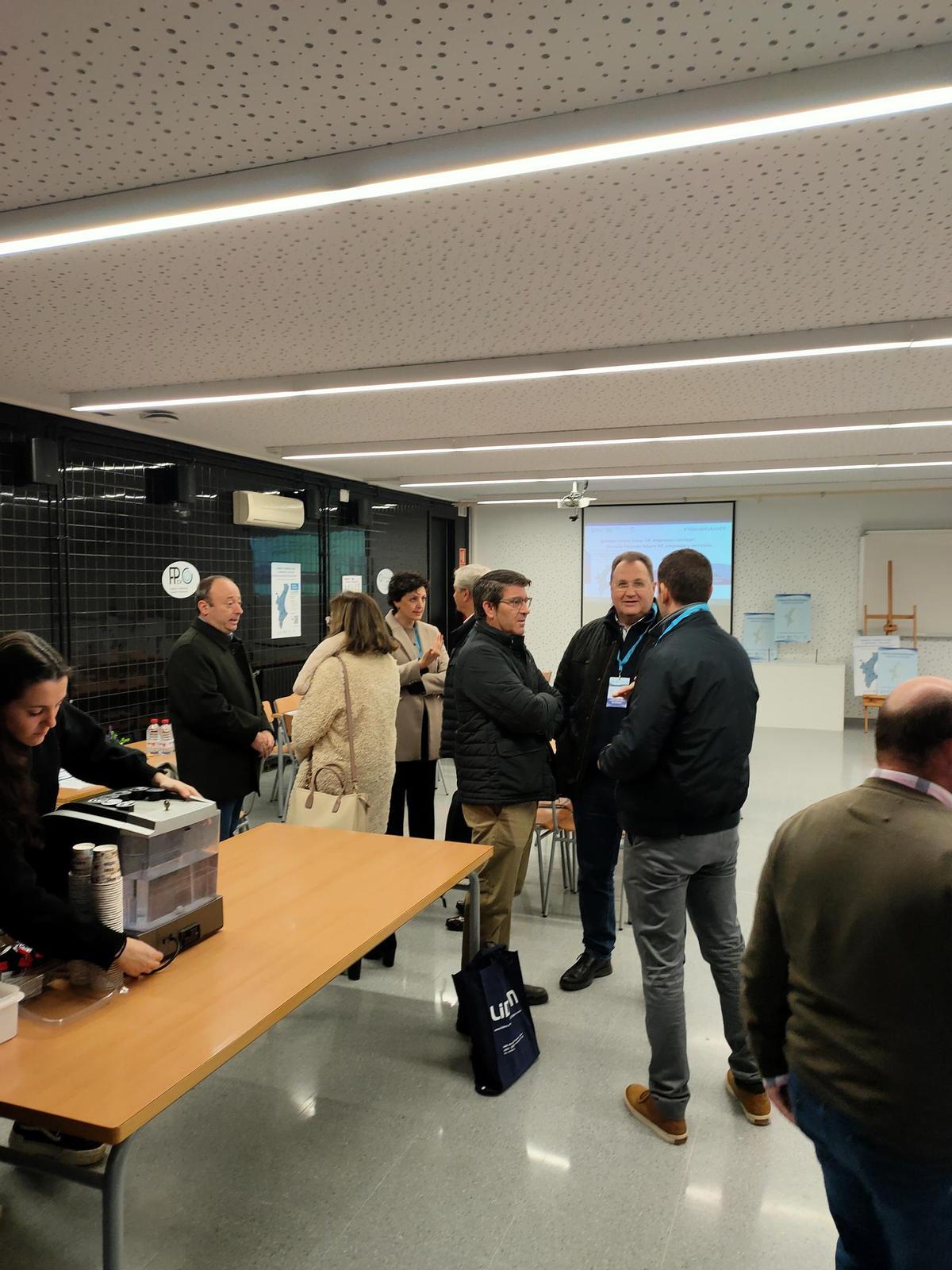 El alcalde, Jorge Rodríguez, en la visita a la jornada de FP en el IES Jaume I de Ontinyent.