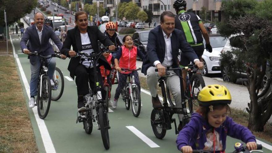 Caballero y Silva se 'pican' sobre la bici en la inauguración del tramo de Coia