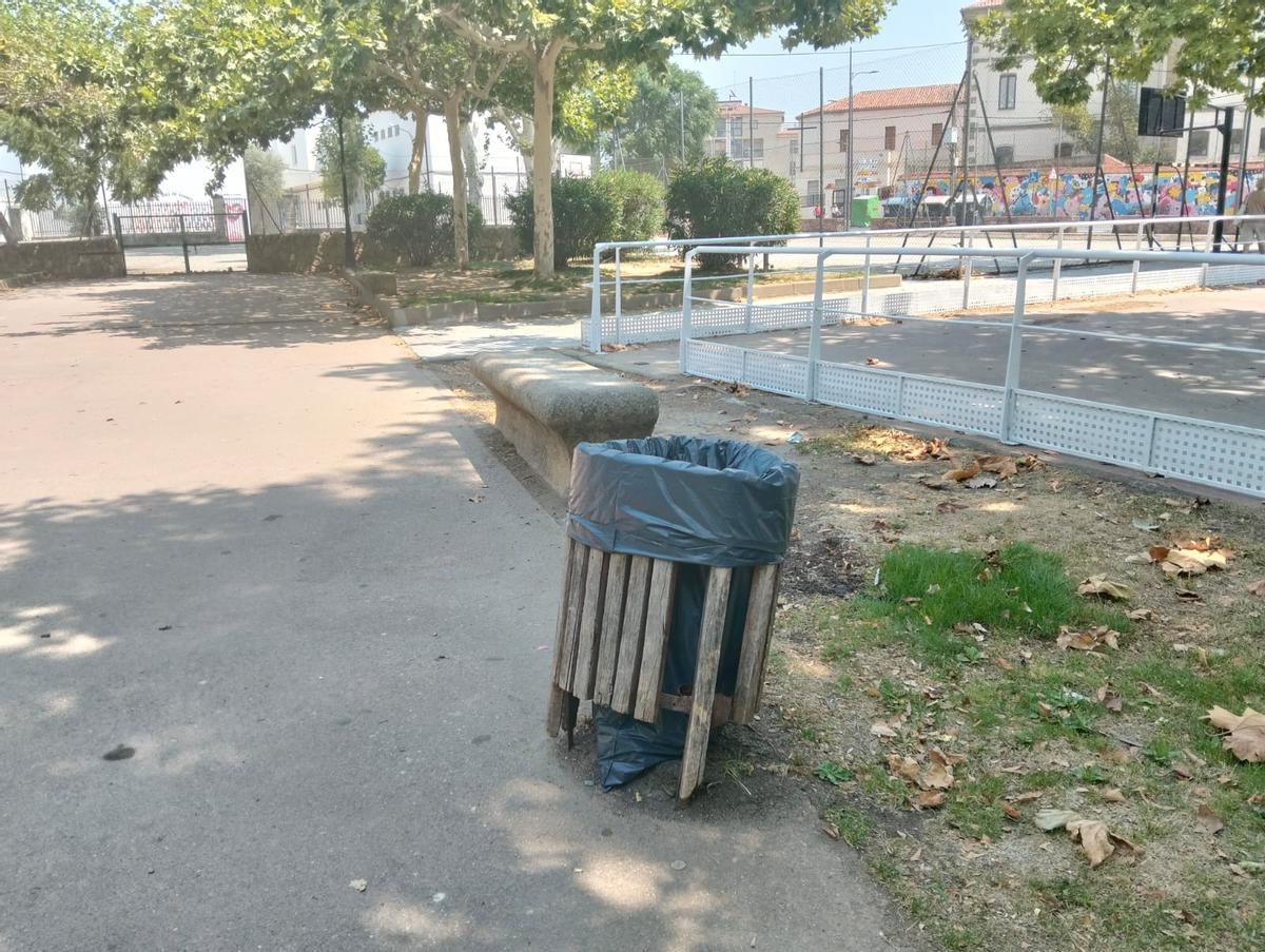 Papelera rota en el parque de La Coronación.