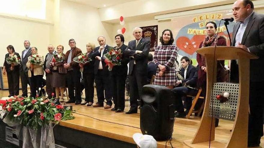 El alcalde Horacio Gil se dirige a cinco parejas homenajeadas. // A.H.