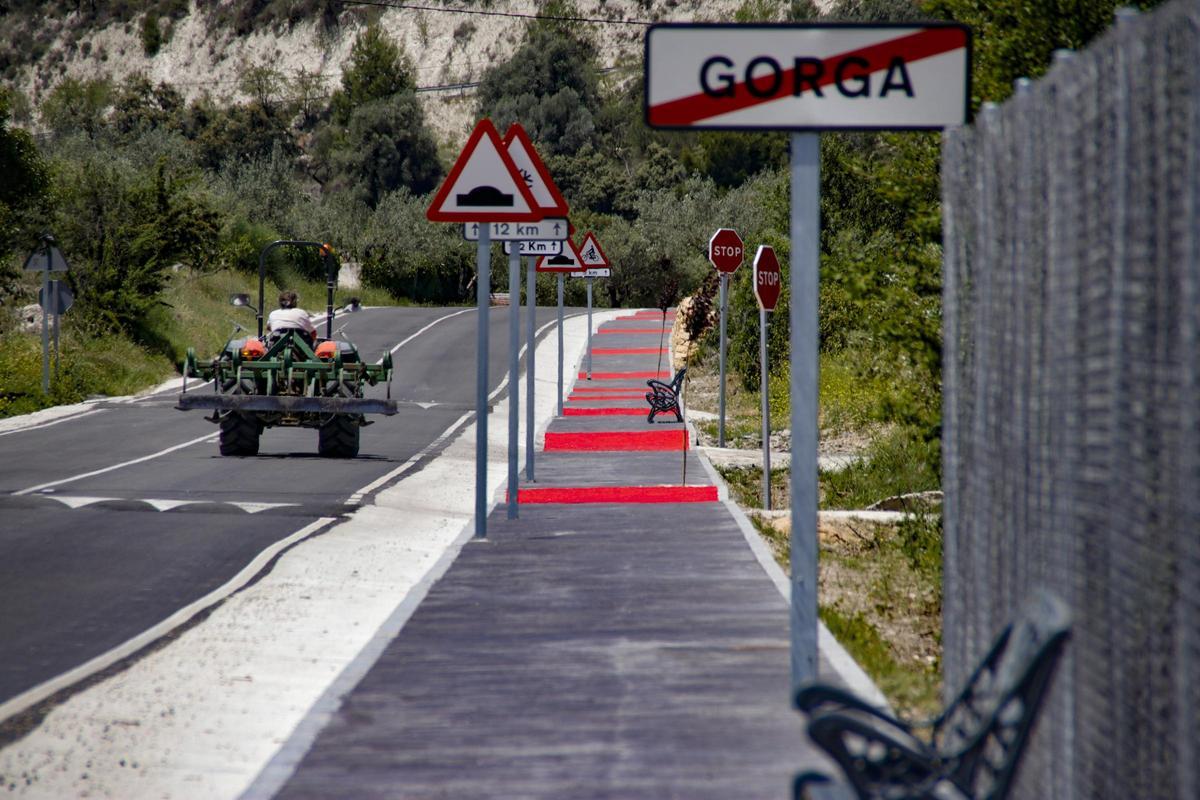 Un tractor circulando por la carretera CV-710 a la salida de Gorga, en El Comtat.