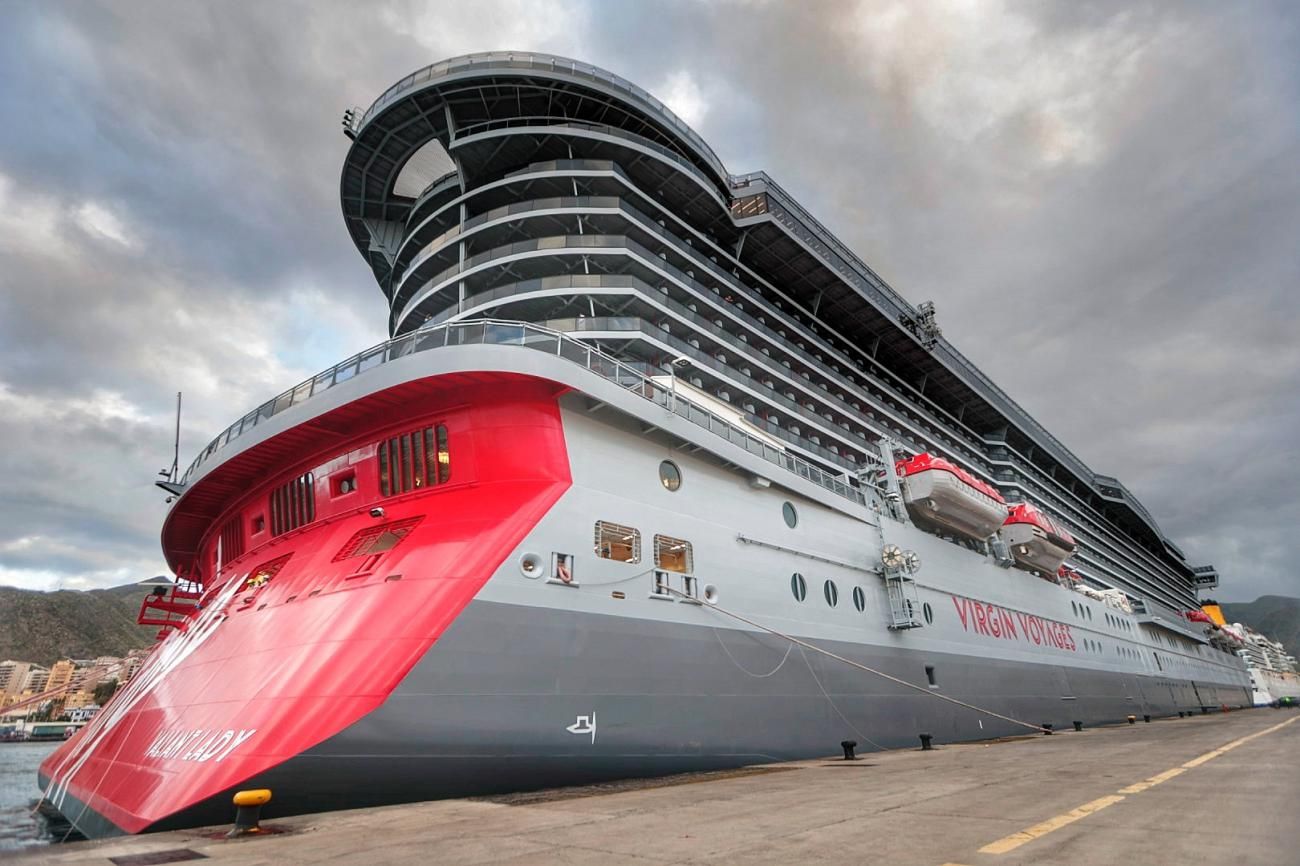 Llegada al Puerto de Santa Cruz de Tenerife del crucero 'Valiant Lady'