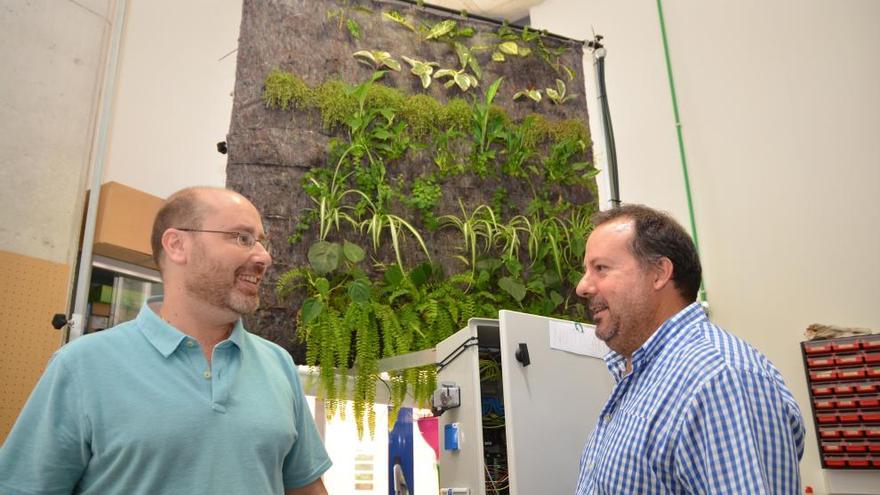 Los investigadores José Molina (i) y Jesús Ochoa frente a una de las jardineras verticales del proyecto.