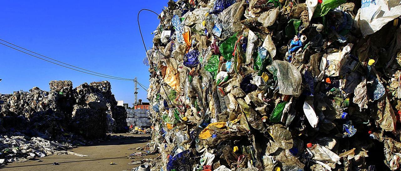 Acumulación de residuos 
plásticos en una empresa
que se dedica a 
su reciclaje.  Manuel Molines