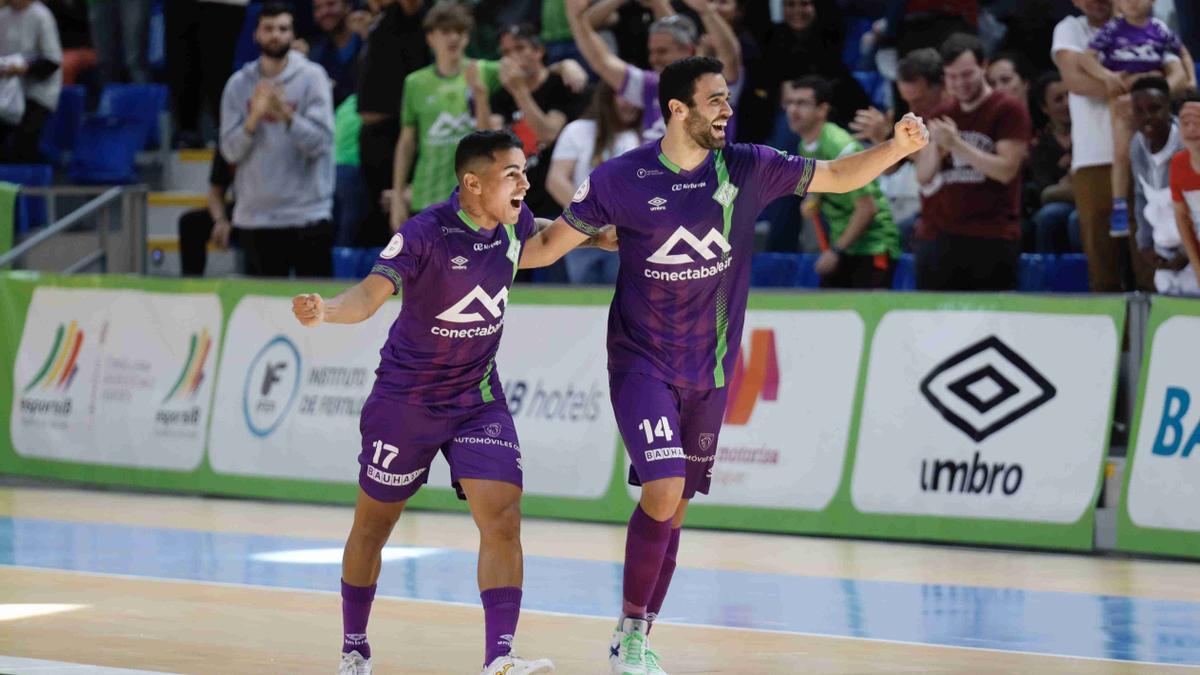 Tomaz, a la derecha, celebra uno de sus goles ante ElPozo junto a Cléber.