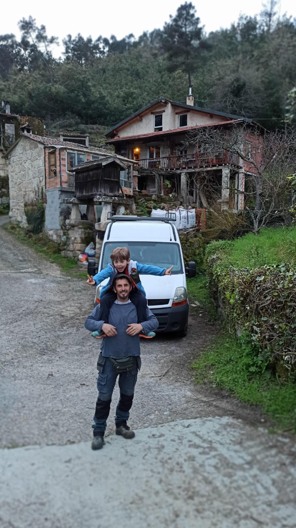 Iván y Jaia, posando juntos en A Fraga