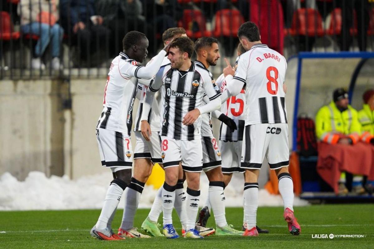 Mabil felicita a Pablo Santiago, autor del 0-1.