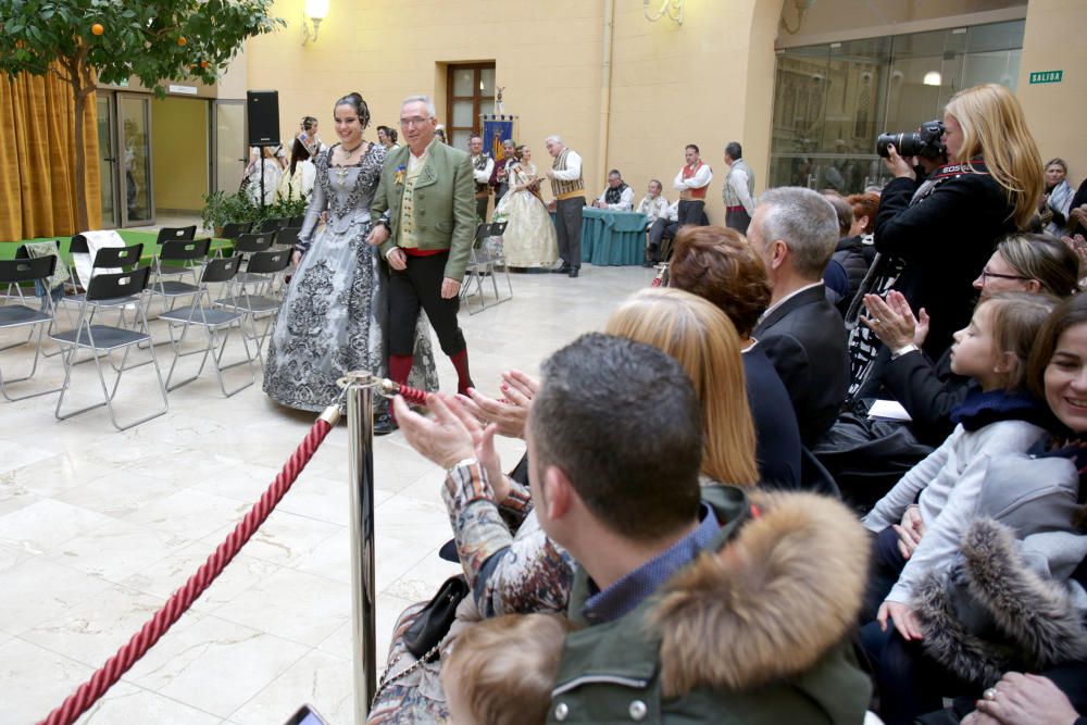 Intercambio de fotos e imposición de "bunyols" de la fallera mayor de València