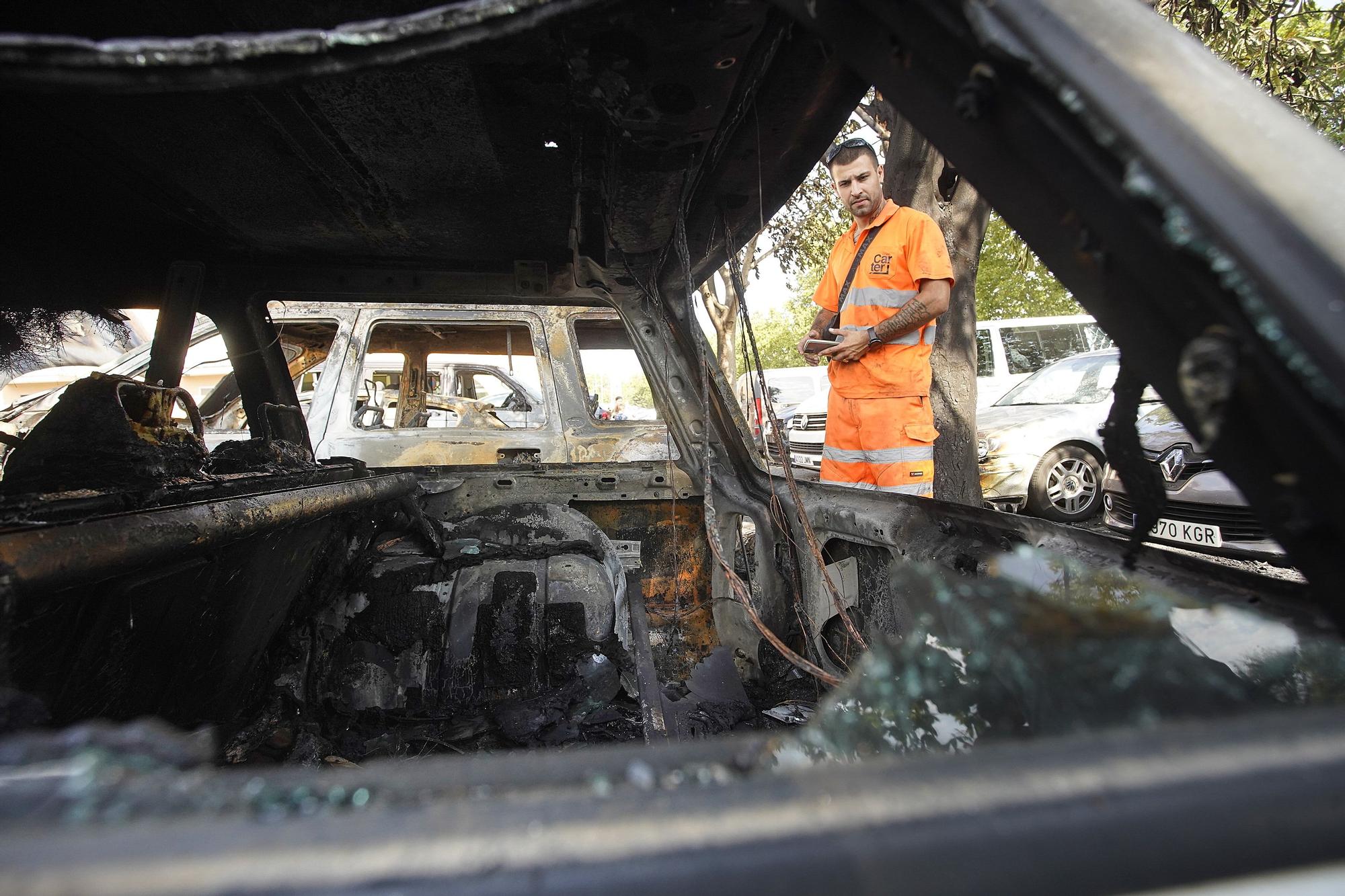 Incendi de vehicles al pàrquing del parc del Migdia