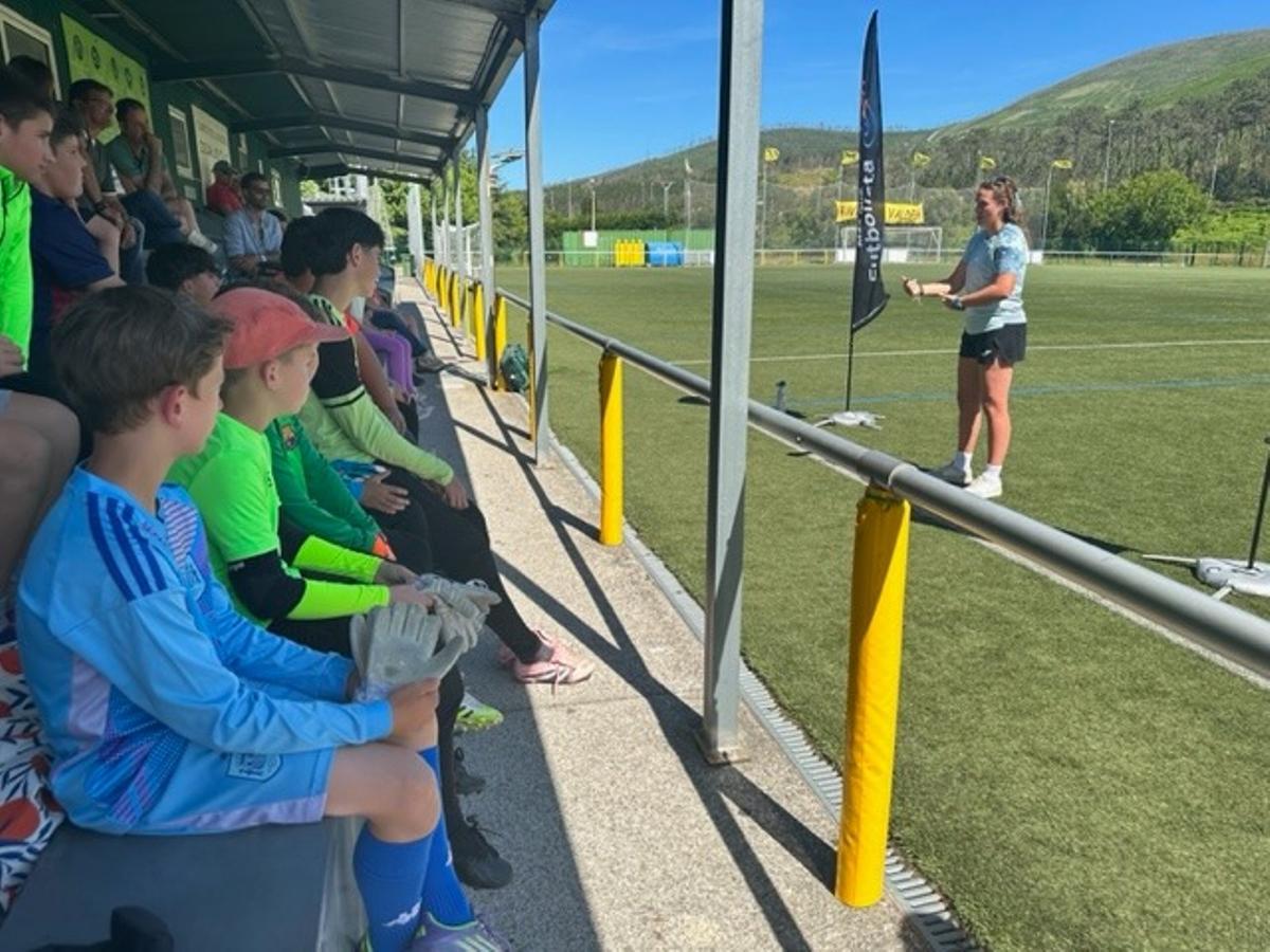 En imágenes: el club Valdés ACF conoce los secretos del portero gracias a la avilesina María Echezarreta, "Cheza"