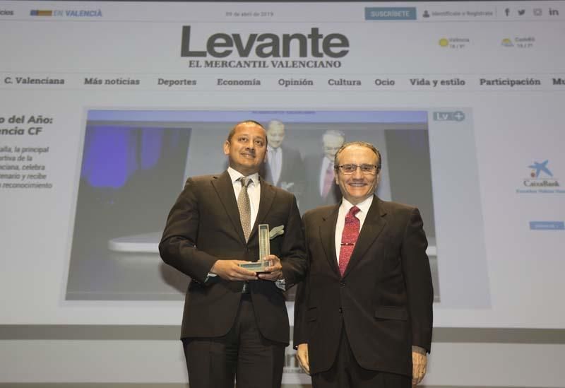 Anil Murthy, presidente del Valencia CF, recibe el Premio del Año de manos de Javier Moll, presidente de Prensa Ibérica