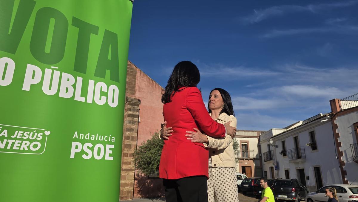 Rebeca Torró saluda a Rafi Crespín en el acto de campaña en Pedro Abad.