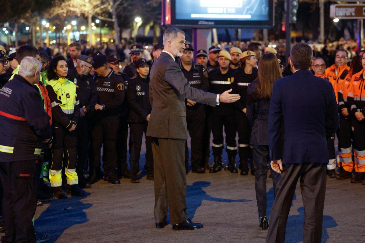 Los Reyes se reúnen con afectados por el incendio de Valencia