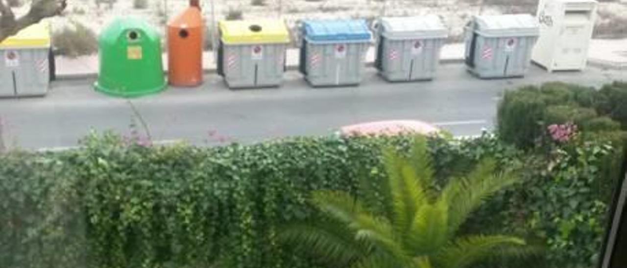 Vecinos de La Almajada piden que se retiren los contenedores situados frente a sus viviendas