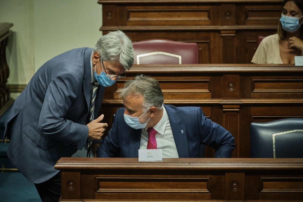 Pleno en el Parlamento de Canarias