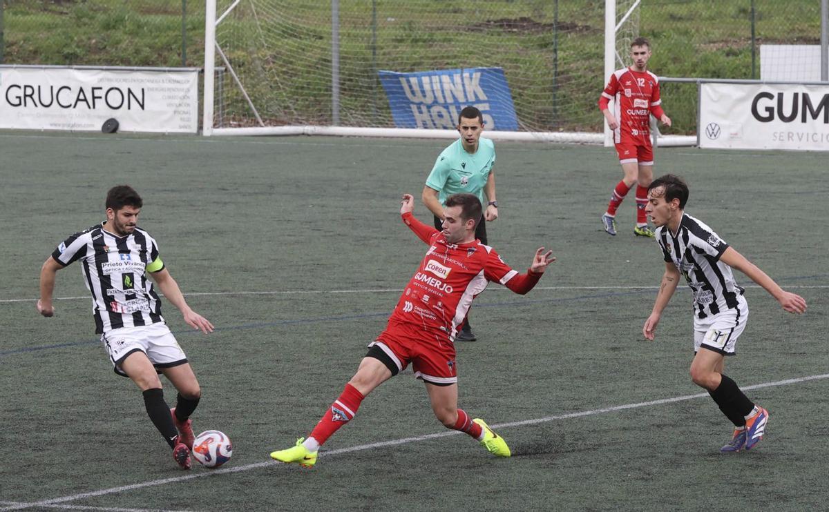 Un jugador del Atios intenta cortar el pase de un jugador rival. | ALBA VILLAR