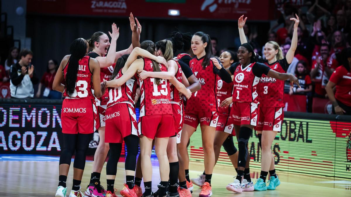 Las jugadoras del Casademont Zaragoza celebran el pase a semifinales tras vencer al Jairis en el Príncipe Felipe